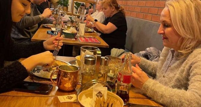 Sarajevski ćevapi zamirisali u Pragu, i Česi oduševljeno navalili: Sarajlije otvorile pravu bosansku ćevabdžinicu