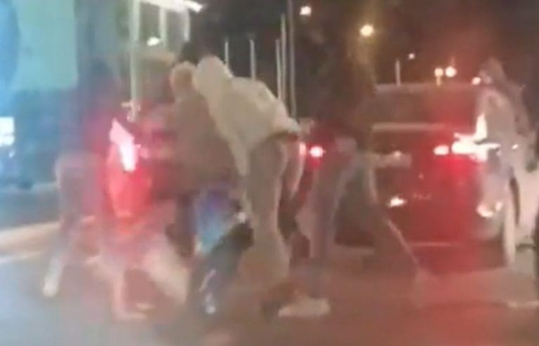 Jezive scene u Mostaru: Huligani tukli mladića pred majkom, a razlog je bizaran