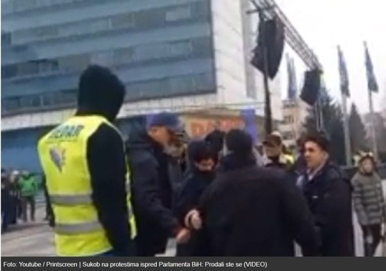 Zamalo sukob na protestima ispred Parlamenta BiH: Prodali ste se