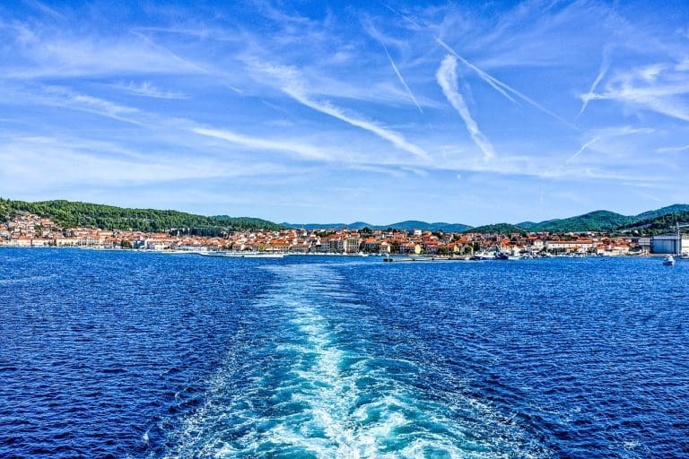 A pitaju se zašto nema turista? Pogledajte koliko u ovom gradu na Jadranu koštaju dva kroasana i čaj, i to s popustom!