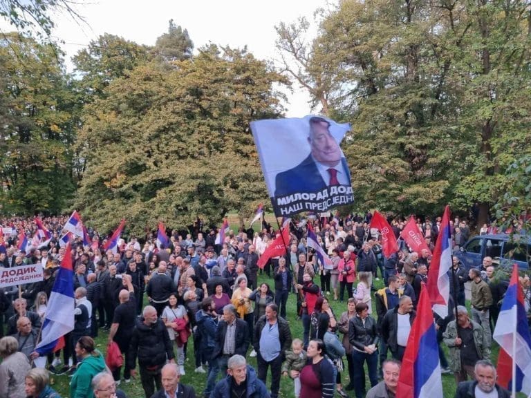 Pogledajte fotografije iz parka sa mitinga “Otadžbina zove”