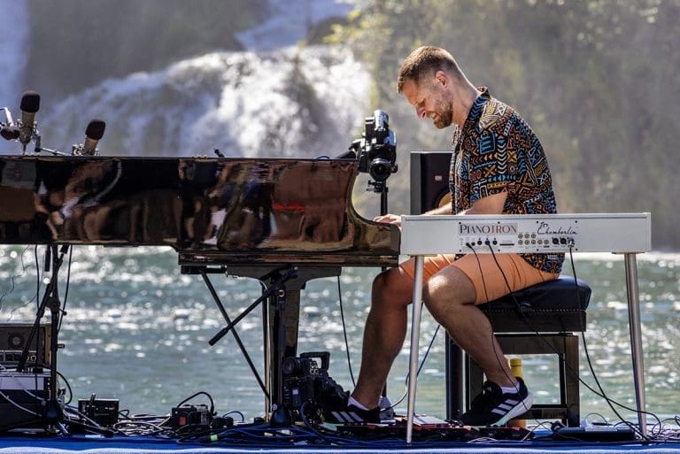 Zvjezdan Ružić i njegov Pianotron ponovno zasijali na plutajućoj pozornici na slapovima Kravice u Ljubuškom