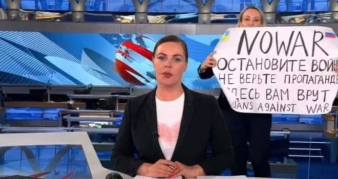 Šta se desilo s novinarkom koja je protestovala u programu ruske televizije? Ovo je njena priča…