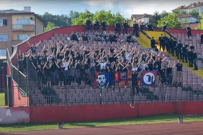 Tuzlanska policija pretukla navijače Borca: Ubacila im suzavac u autobus