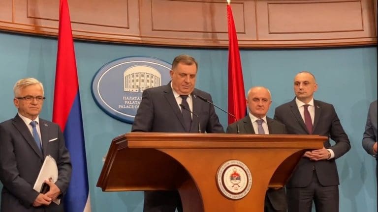 Dodik: Postoje indicije da su oni novinari čiji su automobili oštećeni, sami to inscenirali