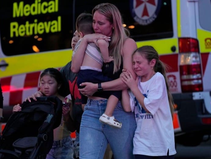 Napadač s nožem krenuo na majku i dijete, heroj stao ispred njega i zaštitio ih (VIDEO)