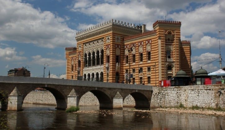 Nakon odbijanja Povorke ponosa na prijedlog Benjamine Karić obustavljene projekcija na Vijećnici