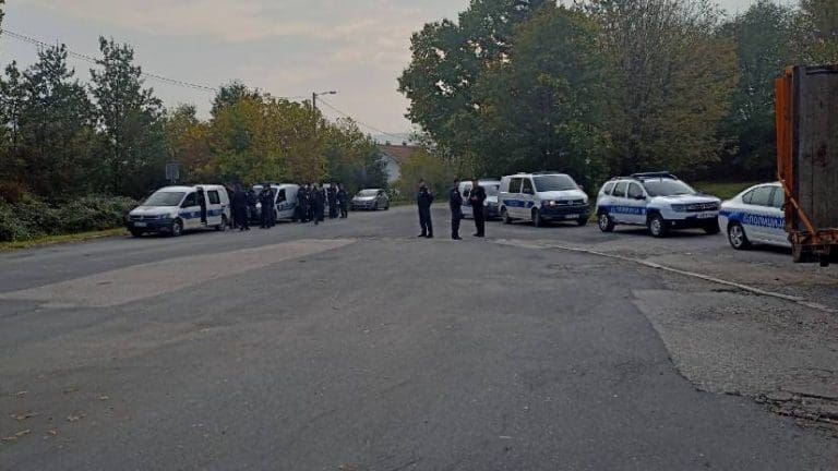 Napeto u Vrbanji: Jake policijske snage uoči deložacije Milivoja Glišića i FK Džaja