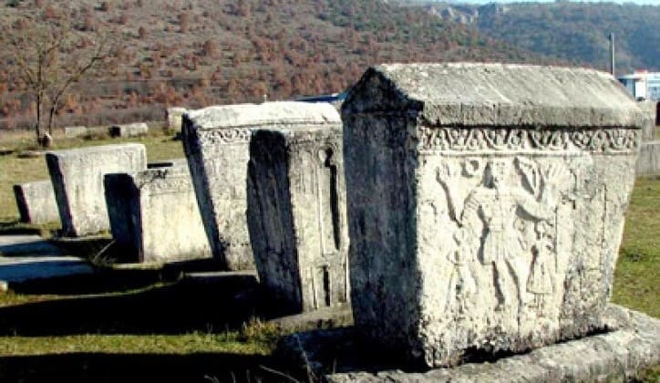 ZAŠTO NAM STEĆCI NISU VAŽNI: Umjesto da budu atrakcija uz stećke se roštilja, niču deponije, grade hoteli…