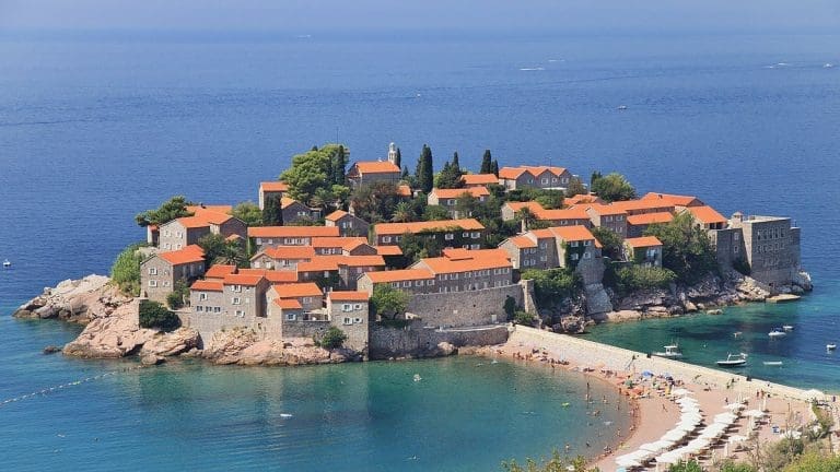 Tišina na luksuznoj destinaciji: Sveti Stefan pred novim turističkim debaklom?