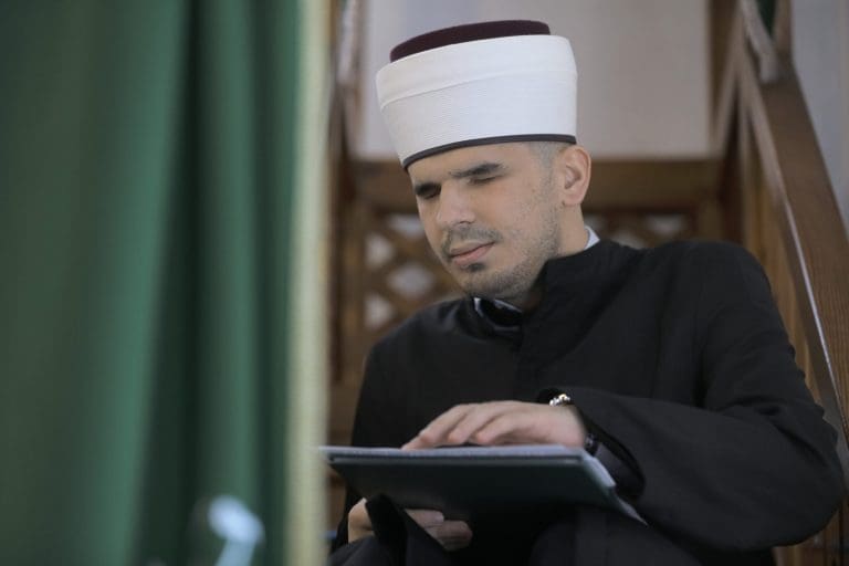 Slijepi imam iz BiH je primjer za sve: Allah zaista oduzima da bi dao