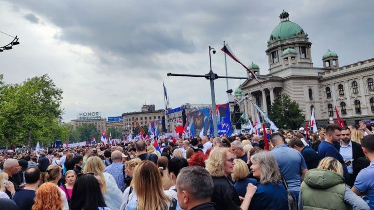 Počeo SNS miting, desetine hiljada građana ispred Skupštine, govoriće i Dodik