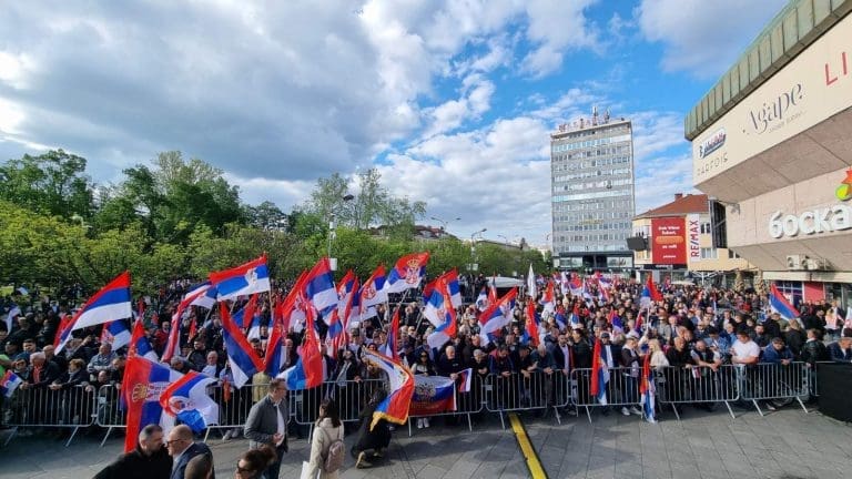Кolone ljudi pristižu u Banjaluku, sve spremno za miting