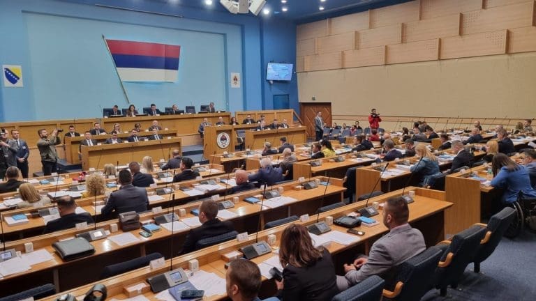 I PORED ŽESTOKIH KRITIKA: Pred poslanicima NSRS Nacrt zakona o radu neprofitnih organizacija