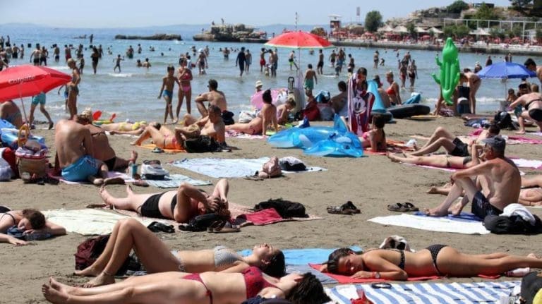 CNN: Ljeto u Evropi počinje s novim covid-valom