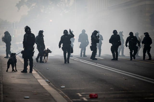 Haos na ulicama: Sukob demonstranata i policije VIDEO