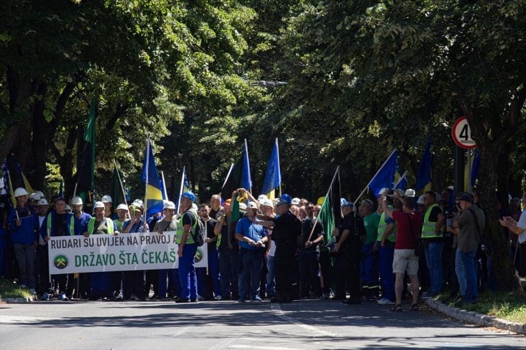 Više stotina rudara na protestu ispred Elektroprivrede BiH: “Neće nas slomiti, pružat ćemo otpor do zadnjeg”