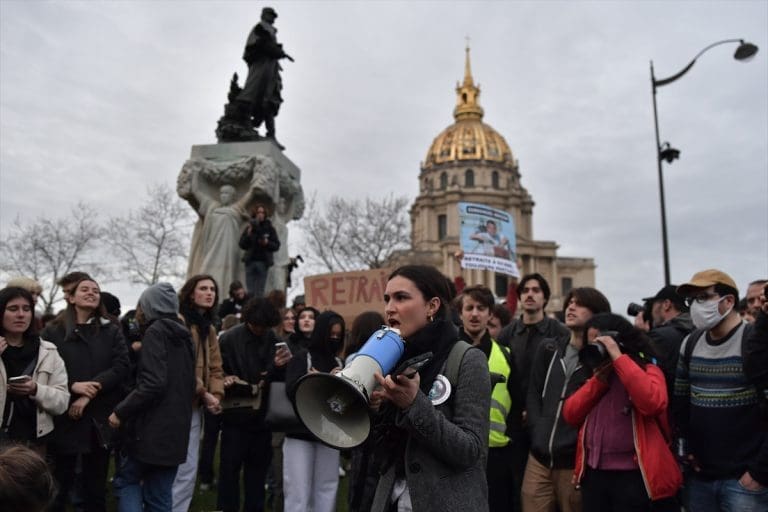 Demonstranti se okupili u Parizu nakon usvajanja plana penzione reforme