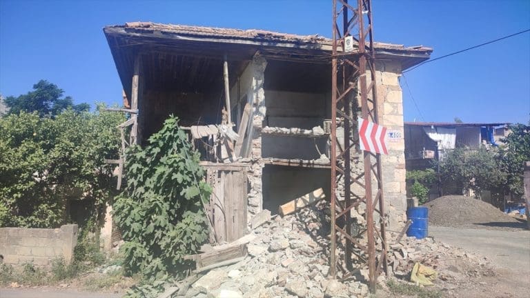 Snažan zemljotres jačine 5,5 stepeni pogodio Tursku (FOTO)