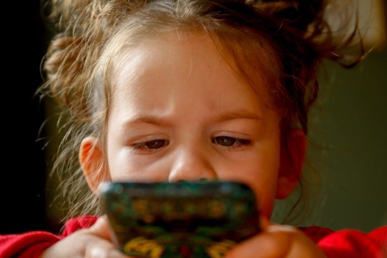 Djeca se danas ne odvajaju od mobilnih telefona, evo kako to utiče na njihovu psihu