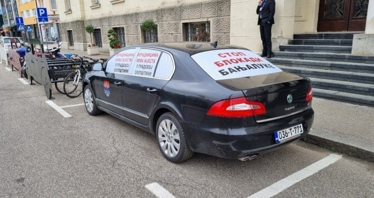 Ispred Gradske uprave u Banjaluci parkiran luksuzni automobil: U ovom autu vozio se neradnik (FOTO)