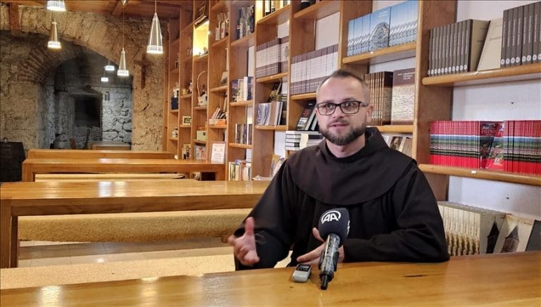 Mladi fratar osudio izjave Darija Kordića, a onda kritikovao i molitelje s trgova (VIDEO)