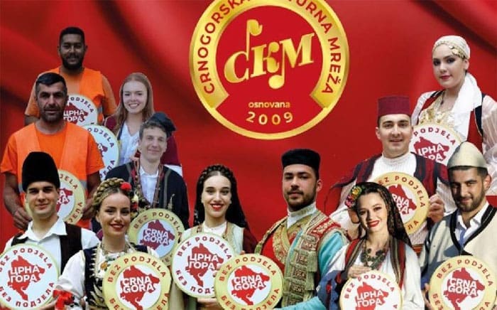 Uvredljiva kampanja „Crna Gora bez podjela“: Svi u nošnjama, Romi u odijelima za komunalne radnike