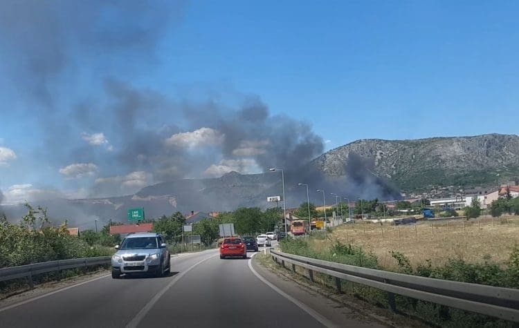 Kod Mostara izbio veliki požar: Vatra prijeti privrednim objektima i benzinskoj pumpi VIDEO