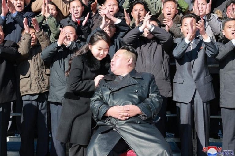 Kim Jong-un pozirao s kćerkom: “Glavni cilj nam je stvoriti najjaču nuklearnu silu na svijetu”