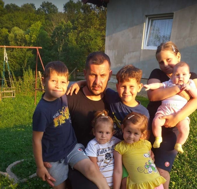 Iza Kristine je ostalo 6 djece: Pomozimo porodici Kozarov da završe kuću
