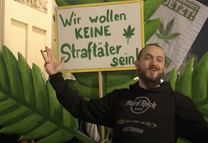 Od vikenda je u Njemačkoj legalno u javnosti pušiti marihuanu. Ovako je to izgledalo u Berlinu sekundu nakon ponoći