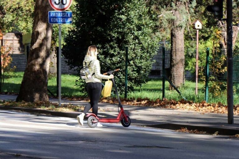 Policija u KS kažnjava vozače električnih romobila koji voze trotoarom