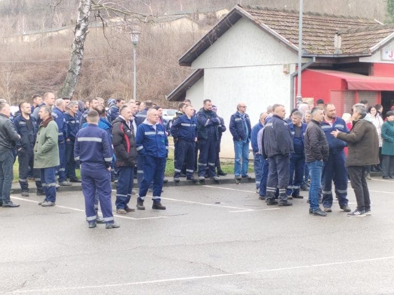 Radnici RiTE Ugljevik stupili su u jednočasovni štrajk upozorenja (FOTO)