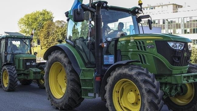 Poljoprivrednici traktorima blokirali autoputeve oko Pariza