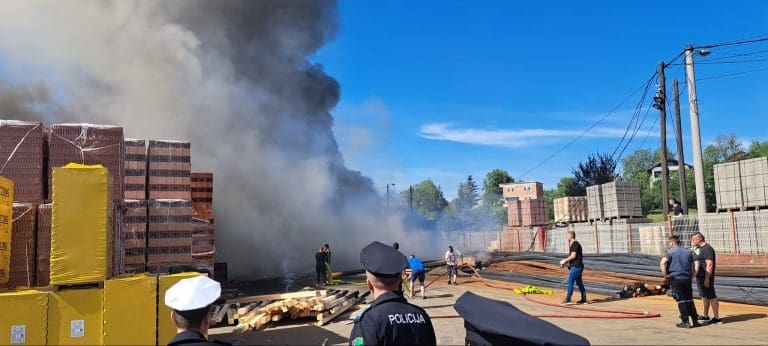 TRAGEDIJA U SREBRENIKU: Jedna osoba poginula u požaru, povrijeđeni vatrogasci