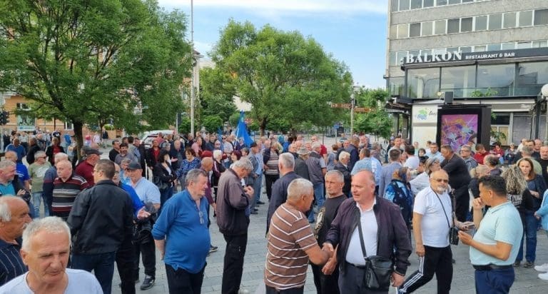 Okupljaju se građani u centru Banjaluke, na miting podrške Petroviću stigli Jelena Trivić, Milan Miličević…