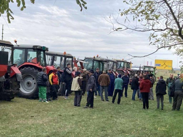 Poljoprivrednici treći dan blokirali rafineriju Naftne industrije Srbije