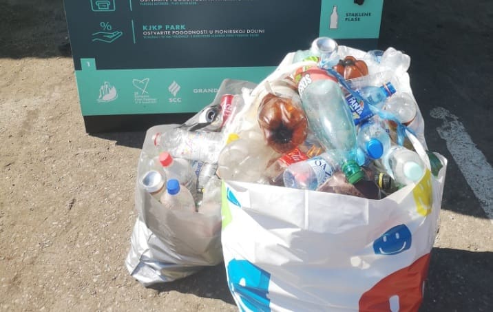 Poznati bh novinar u humanitarne svrhe sakupio sa zelenih površina više od 700 boca, limenki i staklenki