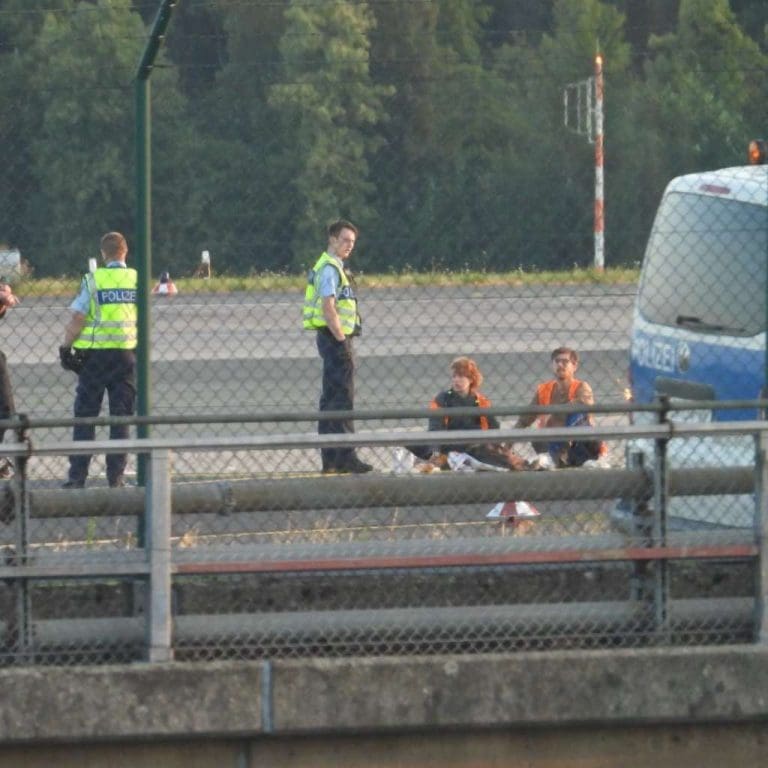Zbog protesta klimatskih aktivista ometen saobraćaj na aerodromima u Hamburgu i Dusseldorfu