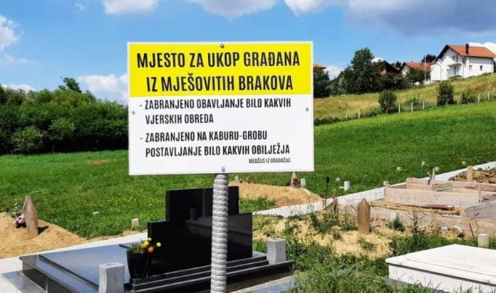 Građani ogorčeni tablom postavljenom na groblje: “Mjesto za ukop građana iz mješovitih brakova”