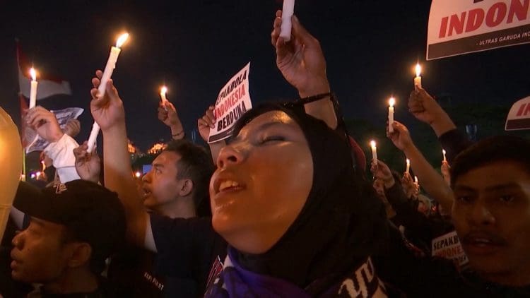 Tuga, suze, svijeće: Indonežani se opraštaju od poginulih na stadionu