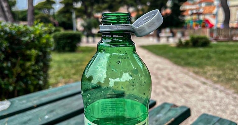 Sve više pića dolazi u bocama s neodvojivim čepovima. Zašto?
