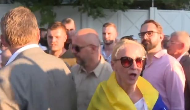 Izetbegovića od pitanja građanke branila supruga: “Ne možete lupetati tako, pojma vi nemate!” (VIDEO)