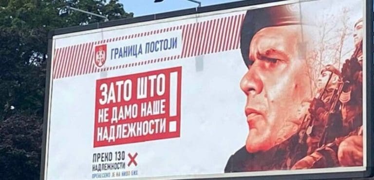 “Zastrašivanje političkih protivnika i homogenizacija masa”: Šta stoji iza postavljenih bilborda “Granica postoji” sa naoružanim ljudima?