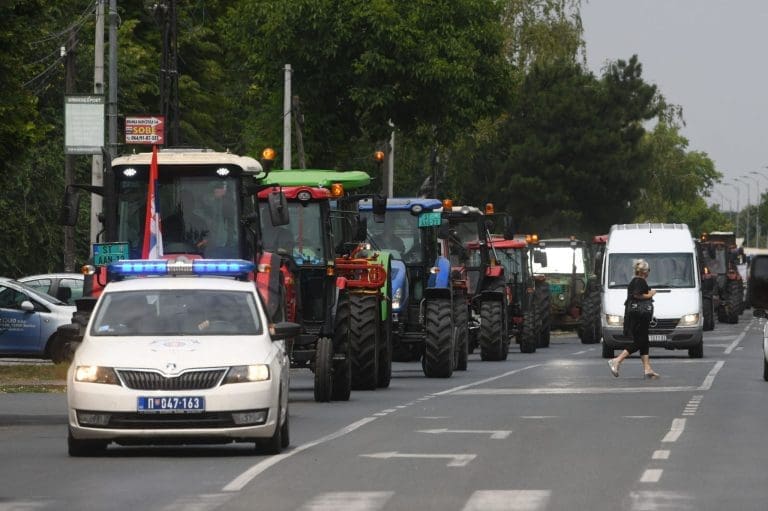 Poljoprivrednici blokirali pola Srbije, krenuli za Beograd