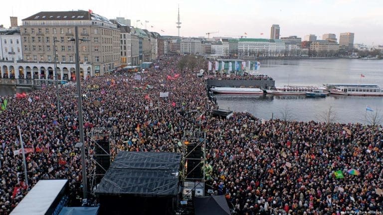 Njemačka ustala protiv desničara: Veliki broj građana na ulicama zbog tajnog sastanka i plana protiv migranata