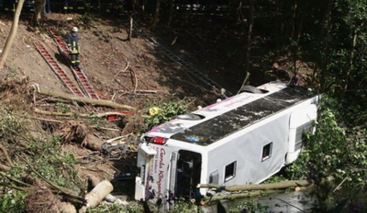 Prevrnuo se autobus pun djece, povrijeđeno najmanje 27 maloljetnika