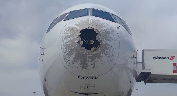 Grad veličine teniske loptice oštetio avion u Italiji