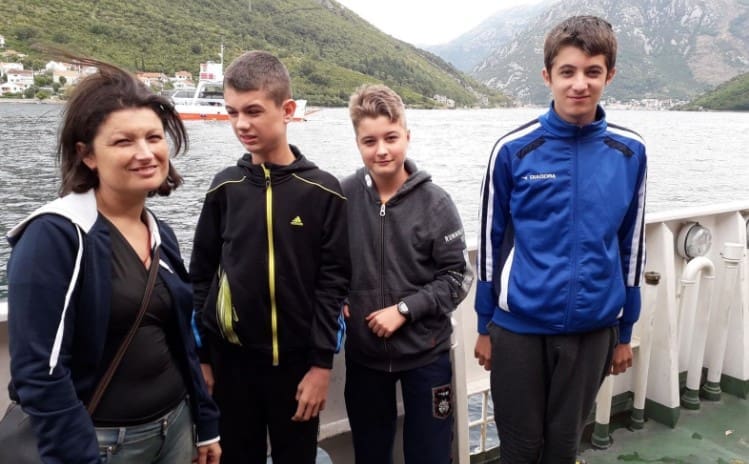 Herojska borba samohrane majke iz Bijeljine: Radi teške poslove i brine o troje djece sa poteškoćama u razvoju, bolesnoj majci i slijepoj sestri