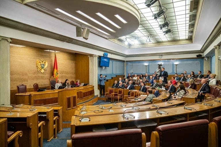 Crna Gora: Ponovo usvojene izmjene Zakona o predsjedniku, protesti ispred Skupštine